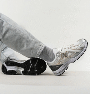 کفش کتانی مشکی طلایی Newbalance 1906R